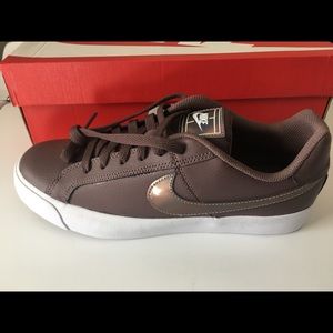 Nike ladies Court Royals AC